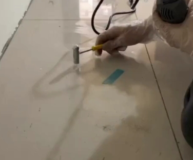 博兴瓷砖开裂维修公司专业分享瓷砖在铺贴前如果没有沥干水分，将会导致以下问题