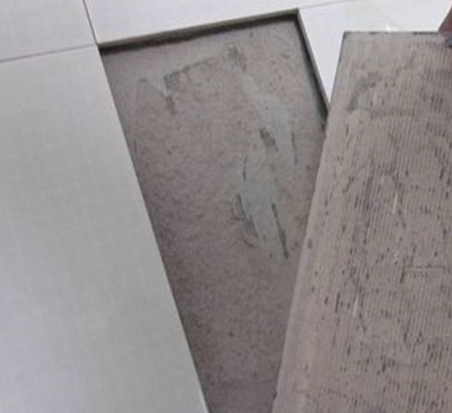 博兴瓷砖空鼓维修公司分享瓷砖铺贴时如果打浆（即涂抹在瓷砖背面和基层上的砂浆或瓷砖胶）过少，会带来以下问题